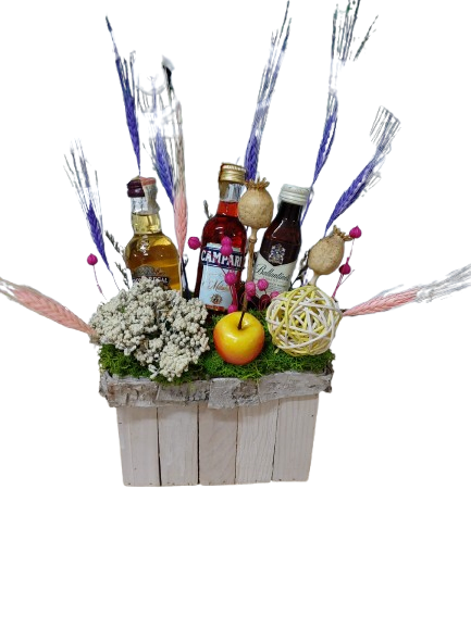 Floraria Mariei – Aranjament pentru bărbați cu miniaturi de băutură, cutie de lemn mică