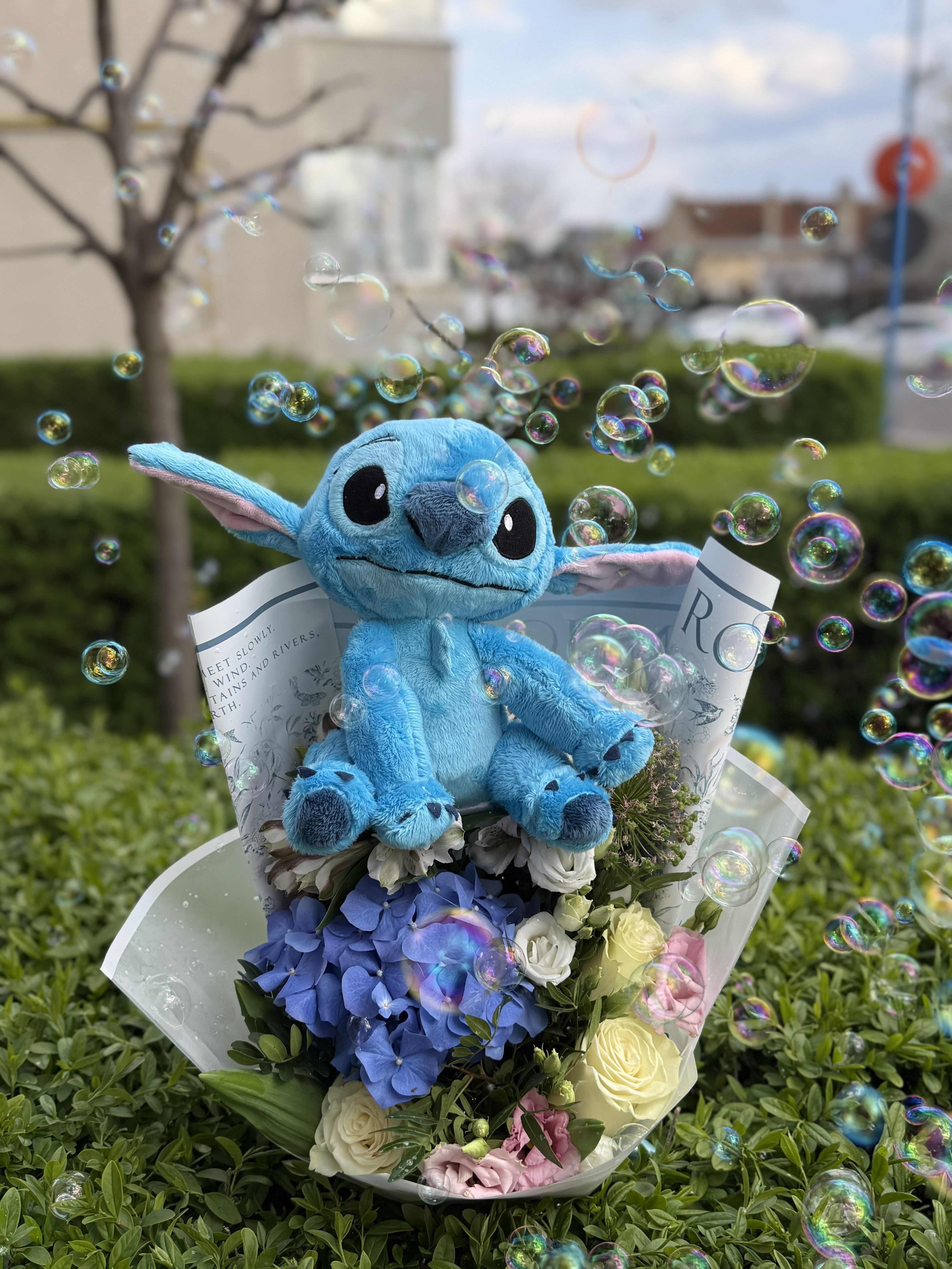 Buchet albastru cu Stitch și flori naturale
