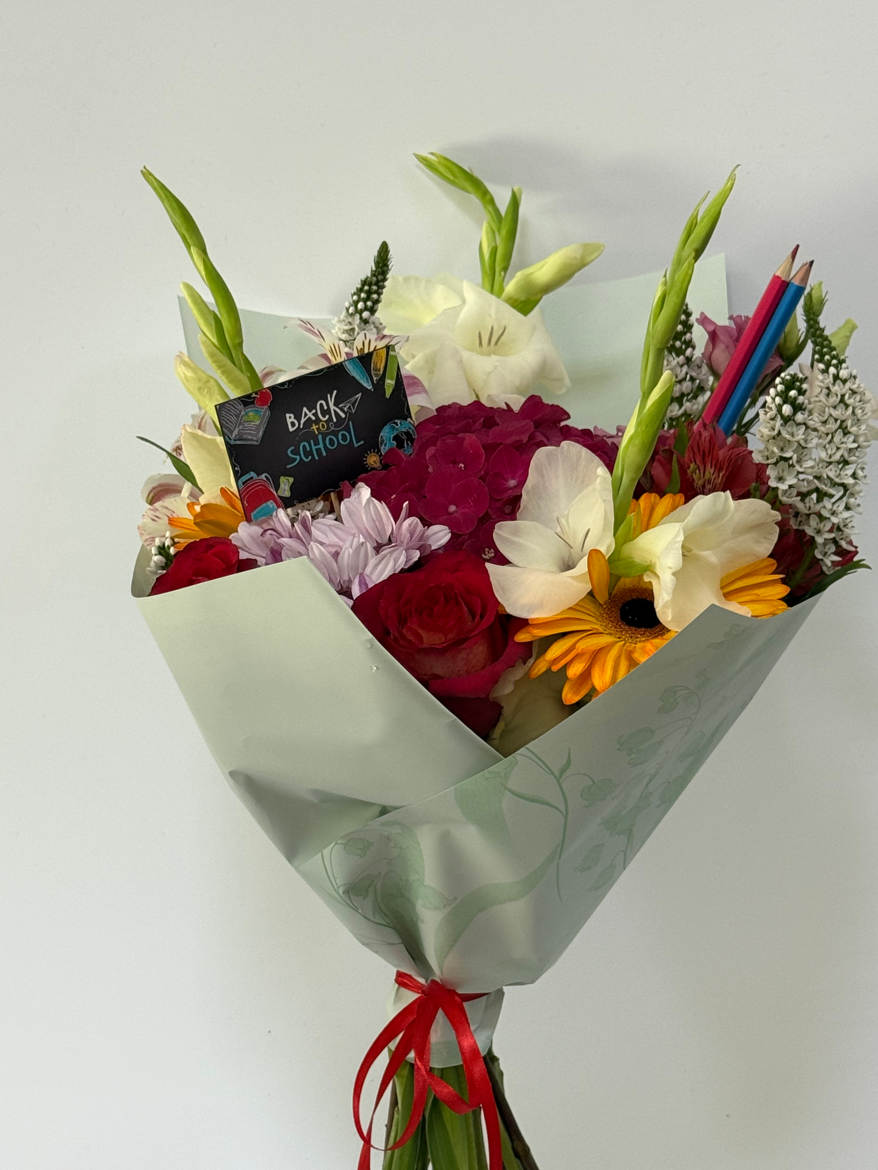 Buchet cu flori de sezon și accesorii școlare