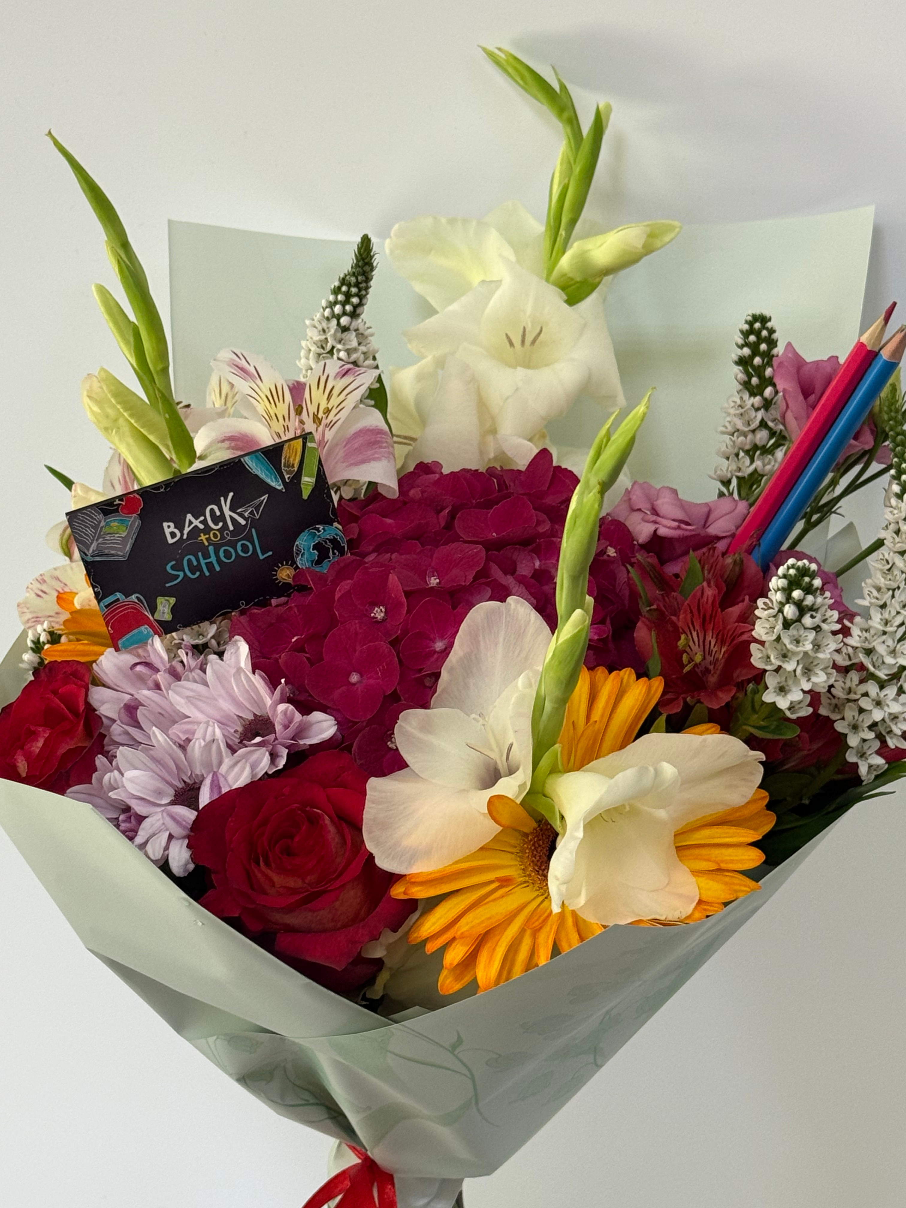 Buchet cu flori de sezon și accesorii școlare - imagine 2