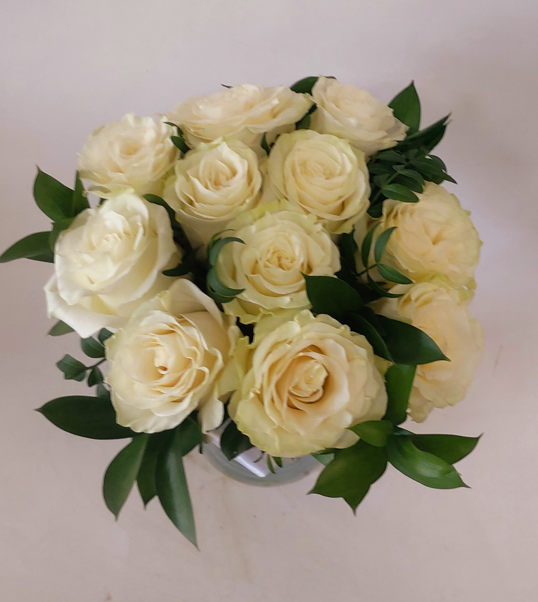 Buchet de cununie cu trandafiri albi și verdeață – Floraria Mariei