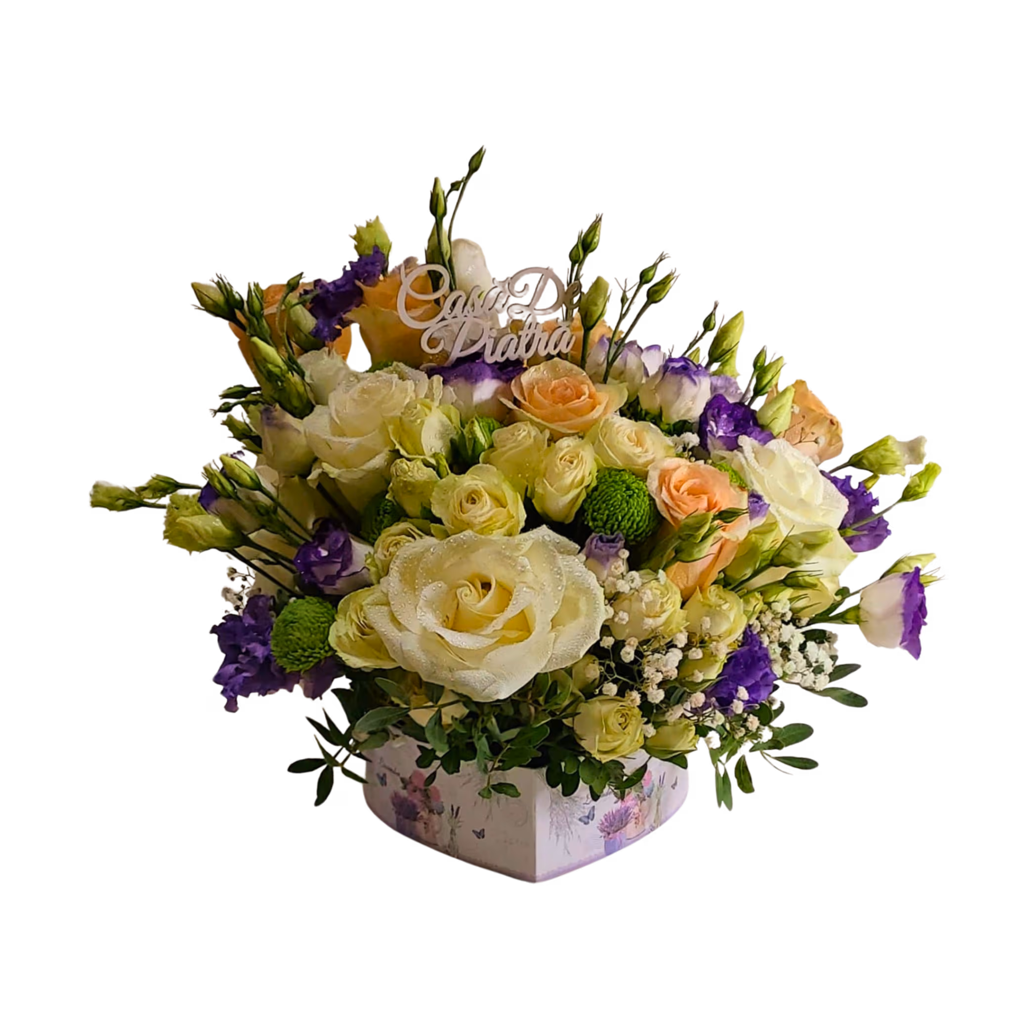 Aranjament în cutie inimă mov și alb cu trandafiri, lisianthus, minirose și santini